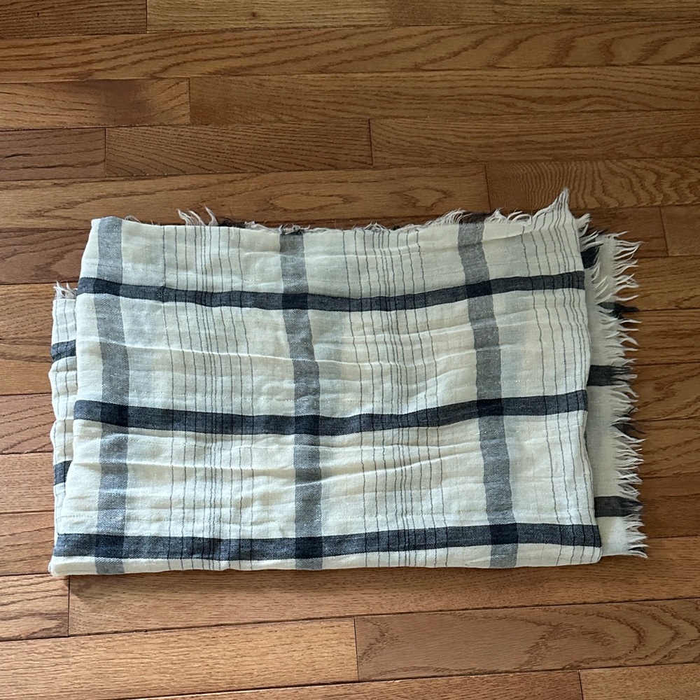 🧣 Women’s scarf Plaid offwhite blue plaid gold wrap VGUC